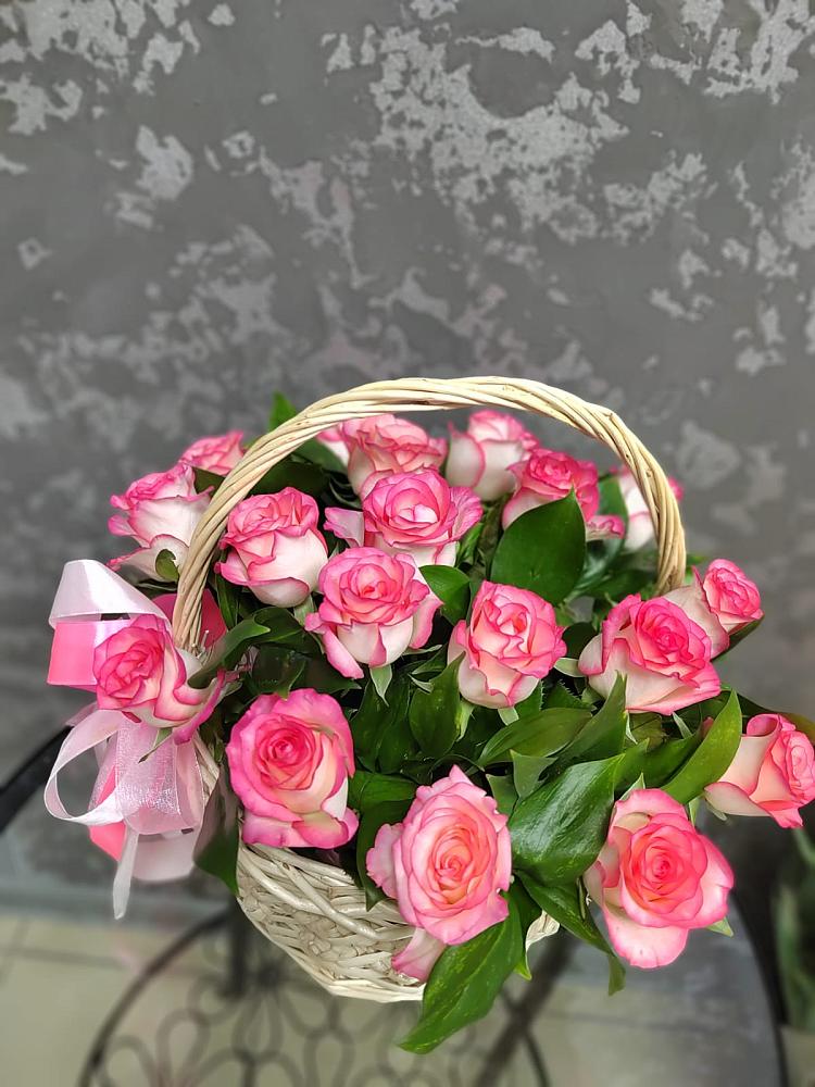Цветочная композиция из Розы в корзине в Южно-Сухокумске