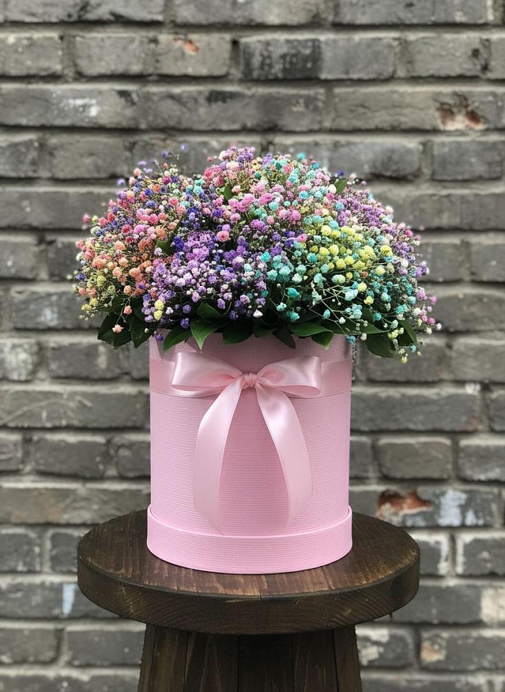 Цветочная композиция из Гипсофила и Розы в шляпной коробке в Южно-Сухокумске