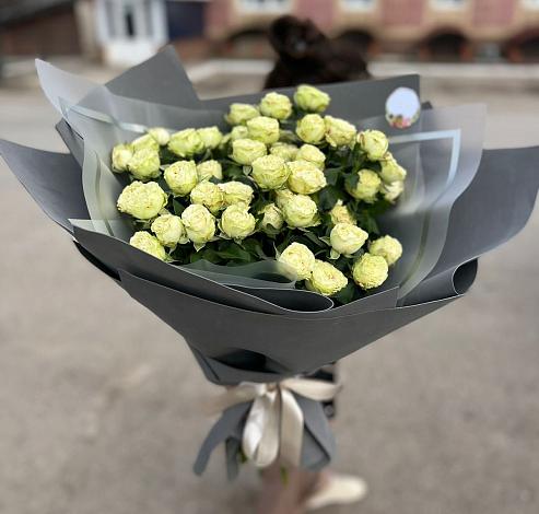 Букет Белые кустовые розы Солинеро в Южно-Сухокумске