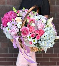 Композиция солнечный день в Южно-Сухокумске Цветочная композиция из Розы, Хризантемы, Пионы и Лизиантусы в корзине в Южно-Сухокумске
