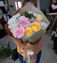 Букет цветов из:  Герберы, Розы и Хризантемы в Южно-Сухокумске