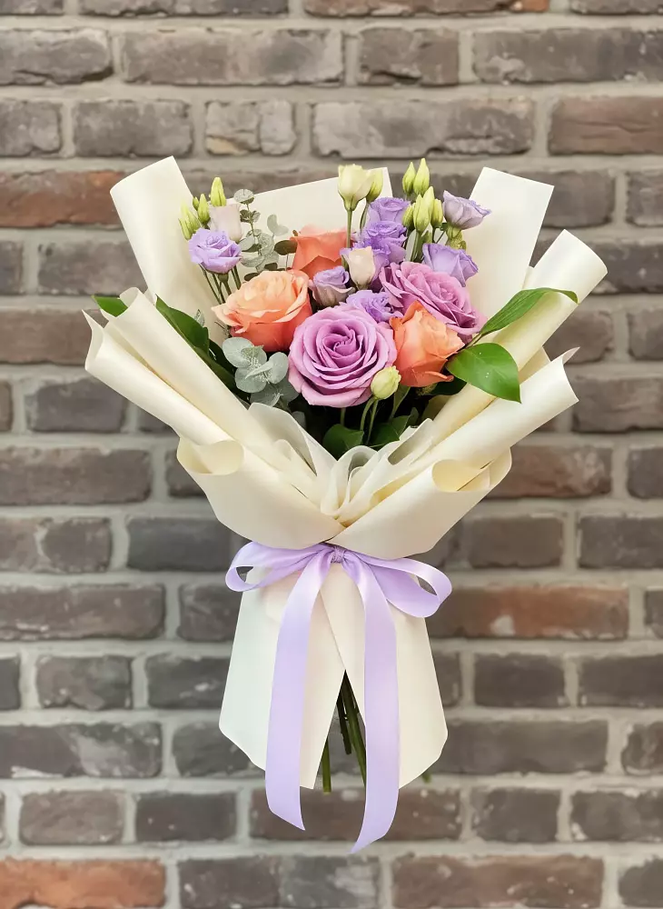 Букет цветов из: Лизиантусы и Розы в Южно-Сухокумске