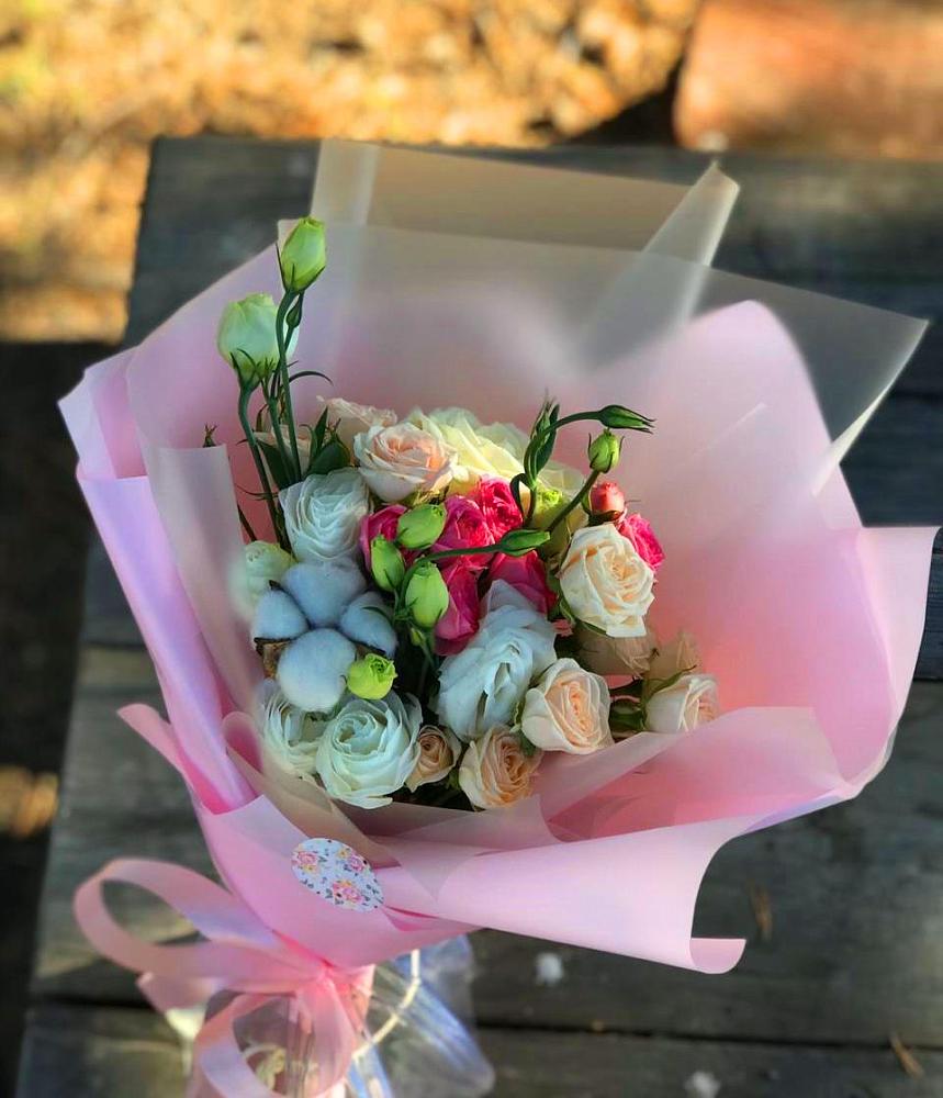 Букет цветов из: Розы и Лизиантусы в Южно-Сухокумске