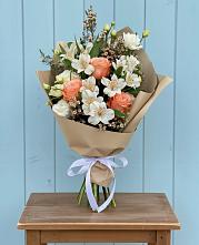 Букет цветов из:  Альстромерии, Лизиантусы, Розы и Хризантемы в Южно-Сухокумске