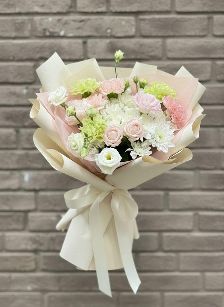 Букет цветов из: Гвоздики, Розы, Лизиантусы и Хризантемы в Южно-Сухокумске