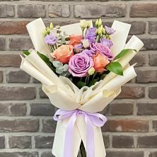 Букет цветов из:  Лизиантусы и Розы в Южно-Сухокумске