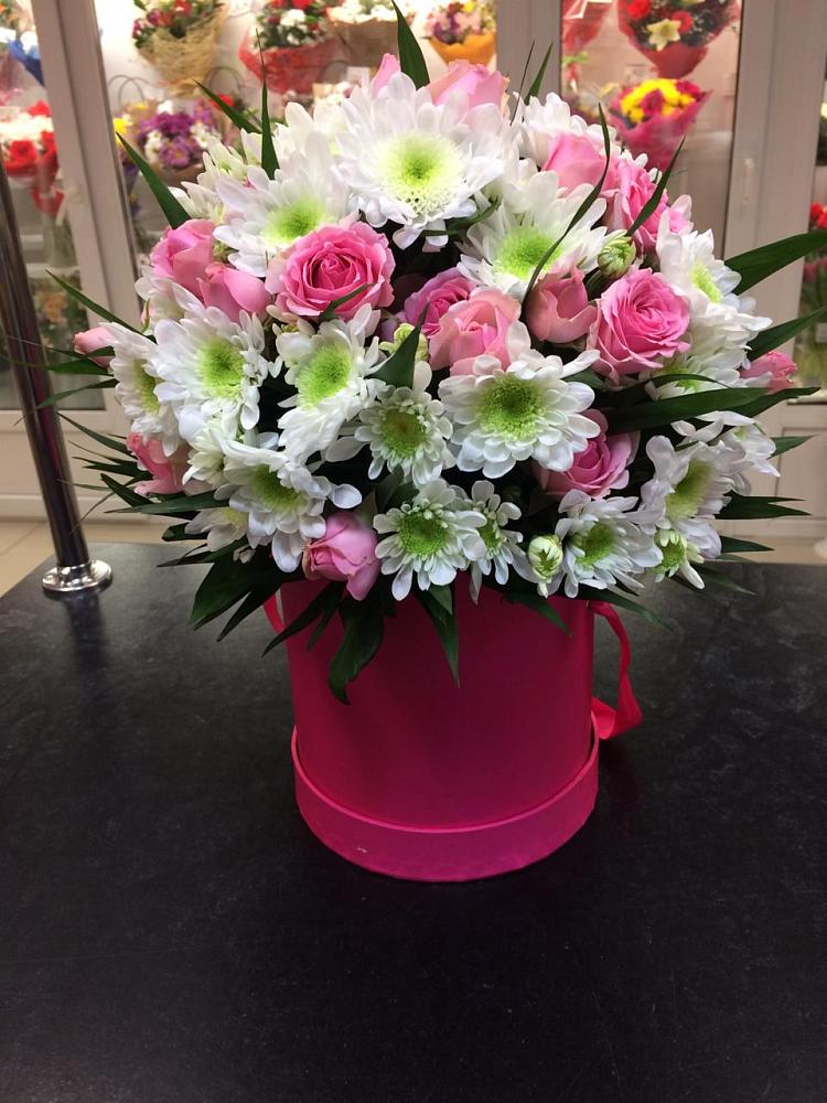 Цветочная композиция из Розы и Хризантемы в шляпной коробке в Южно-Сухокумске