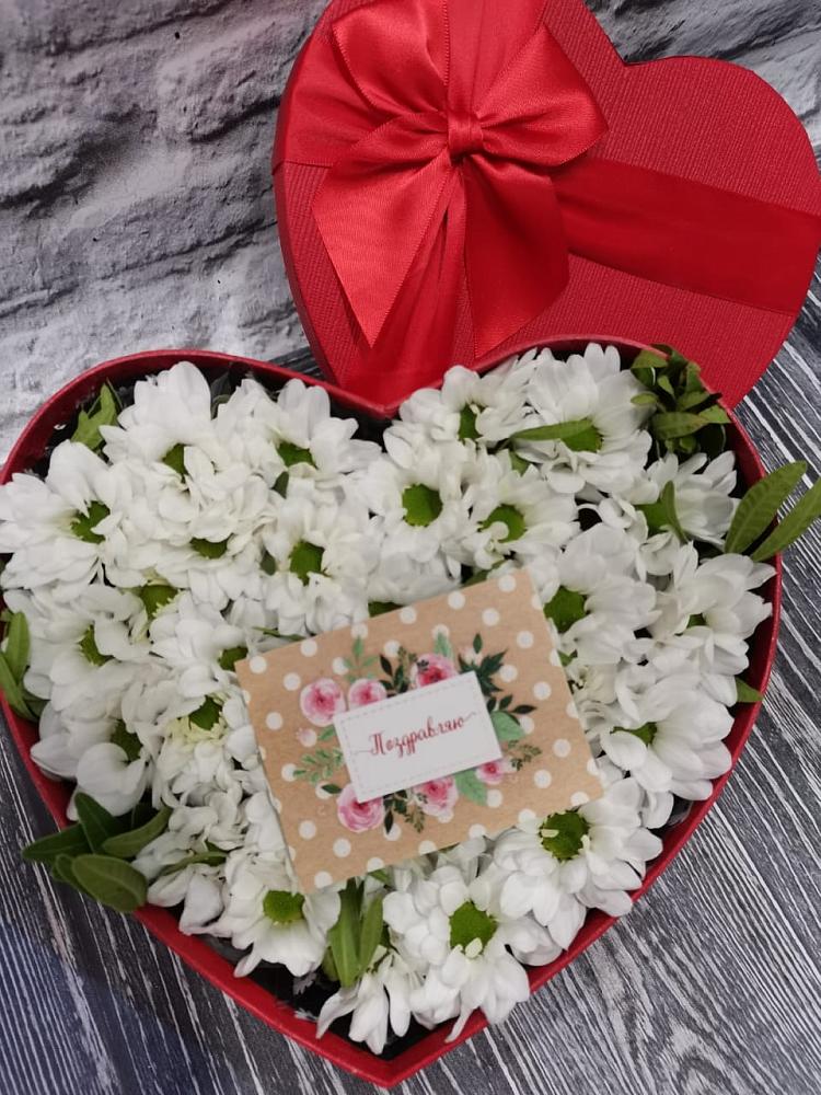 Цветочная композиция из Хризантемы в виде сердца в Южно-Сухокумске