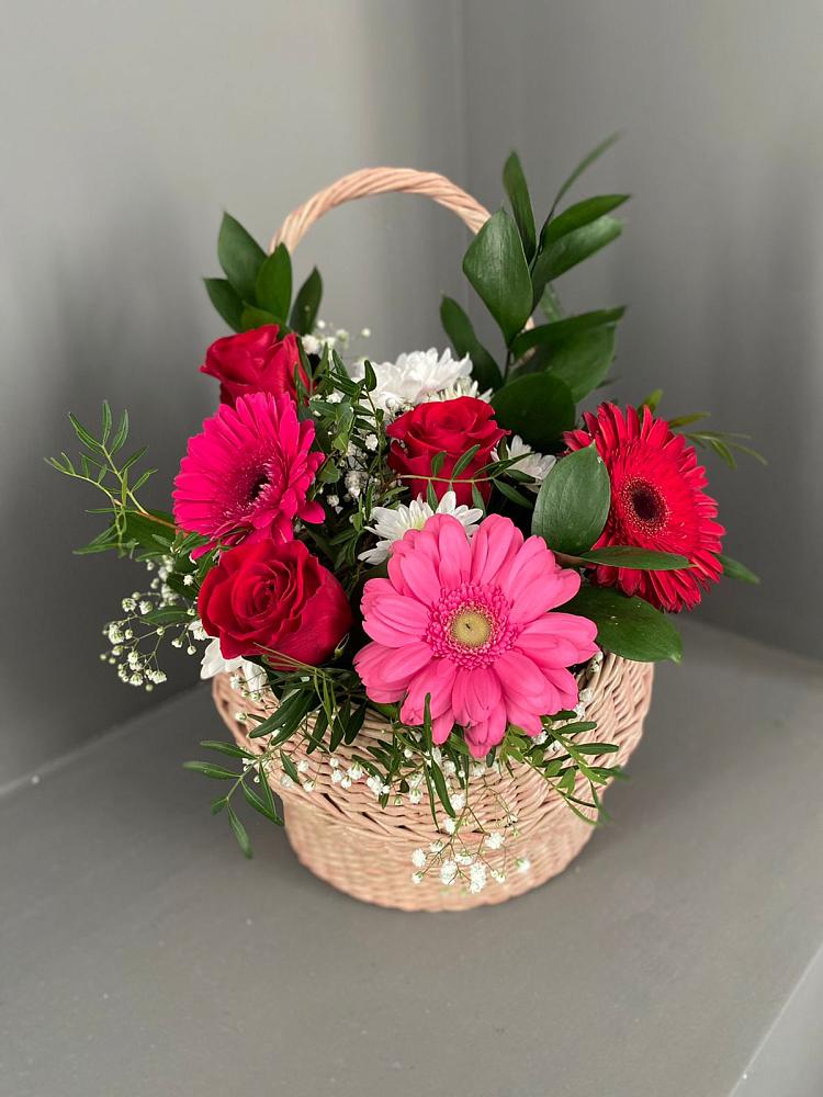 Цветочная композиция из Розы, Хризантемы и Герберы в корзине в Южно-Сухокумске