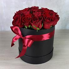 Цветочная композиция из Розы в шляпной коробке в Южно-Сухокумске