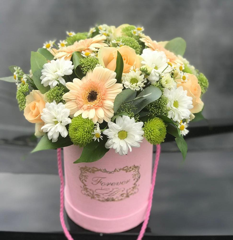 Цветочная композиция из Розы, Герберы и Хризантемы в шляпной коробке в Южно-Сухокумске