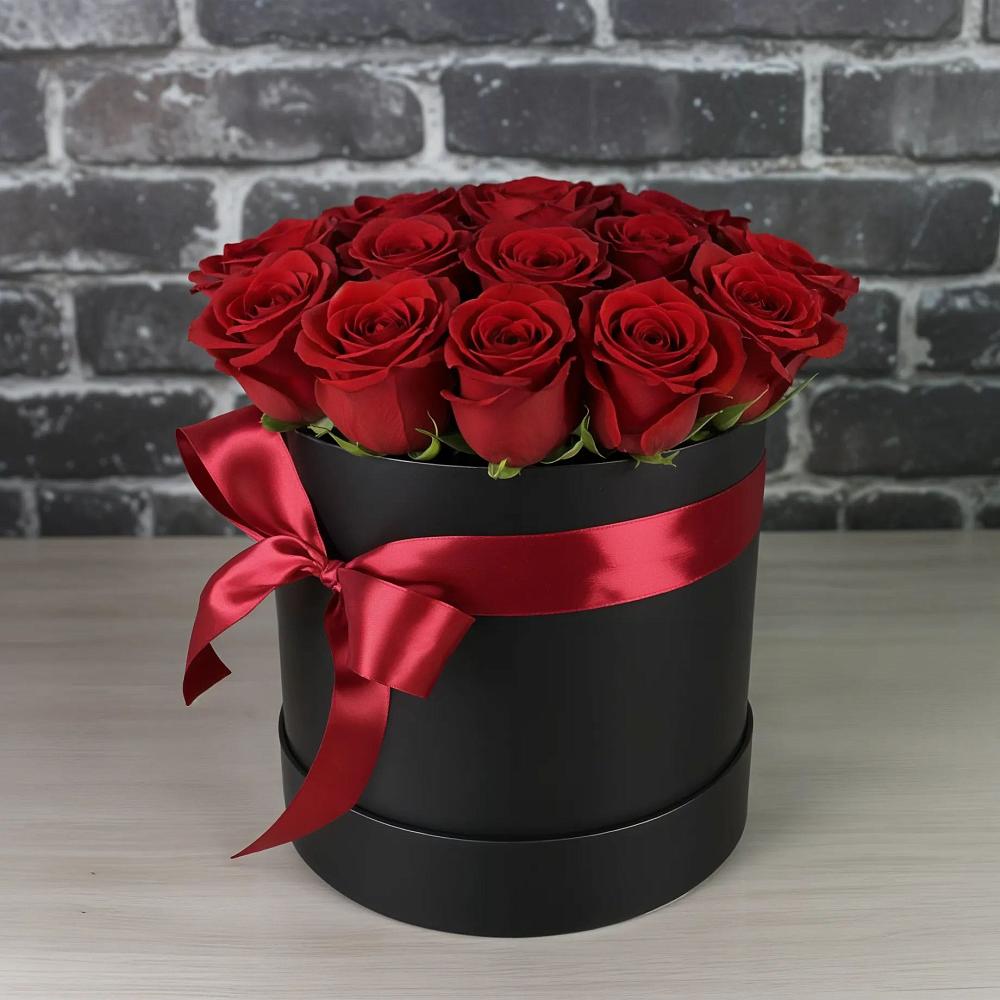 Цветочная композиция из Розы в шляпной коробке в Южно-Сухокумске