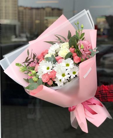 Букет цветов из: Розы, Лизиантусы и Хризантемы в Южно-Сухокумске