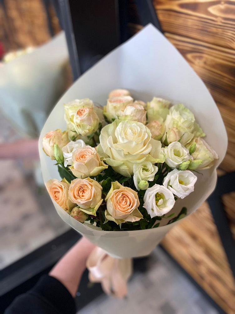 Букет цветов из: Розы и Лизиантусы в Южно-Сухокумске